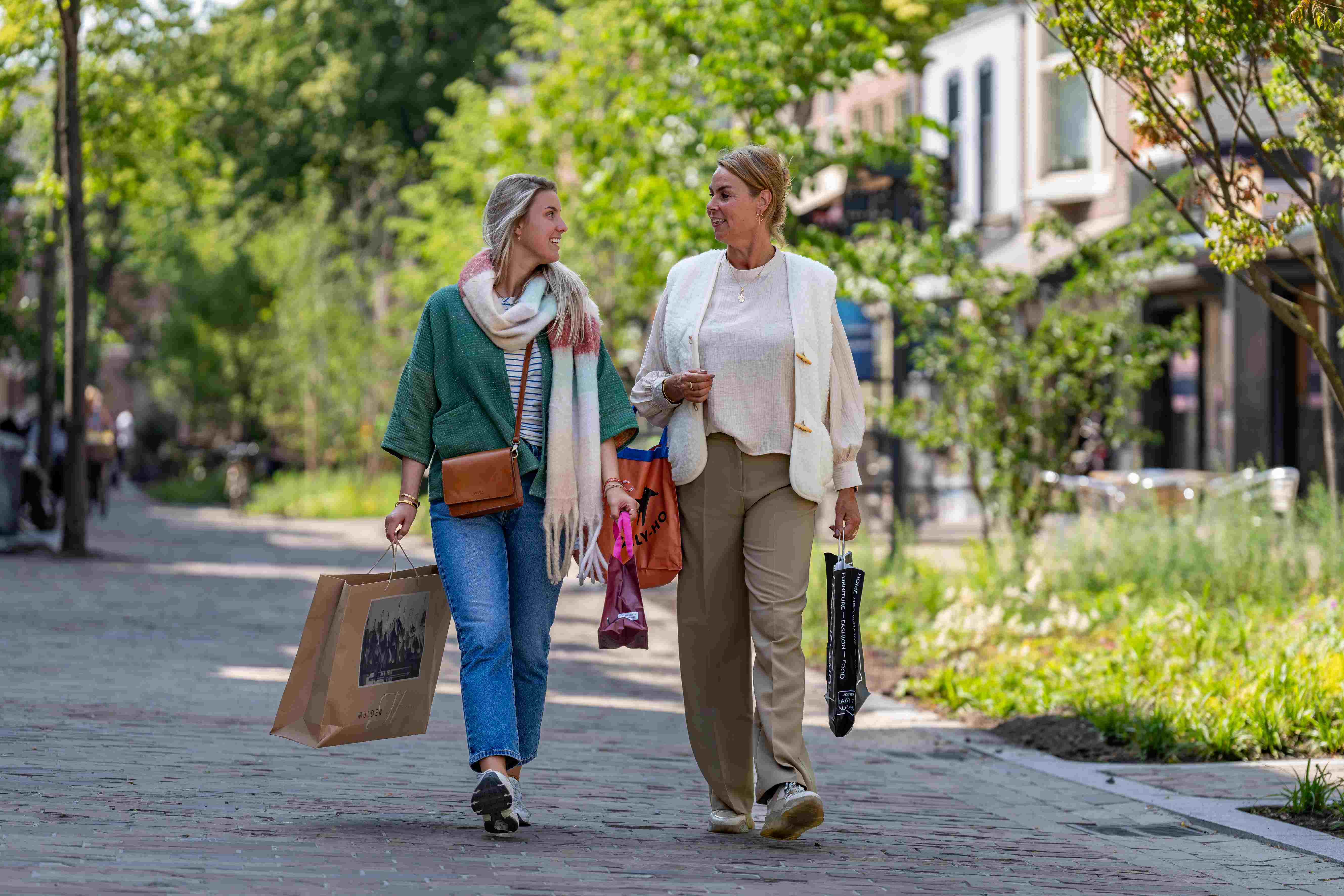 Moeder en dochter wandelend tijdens Shoppingday